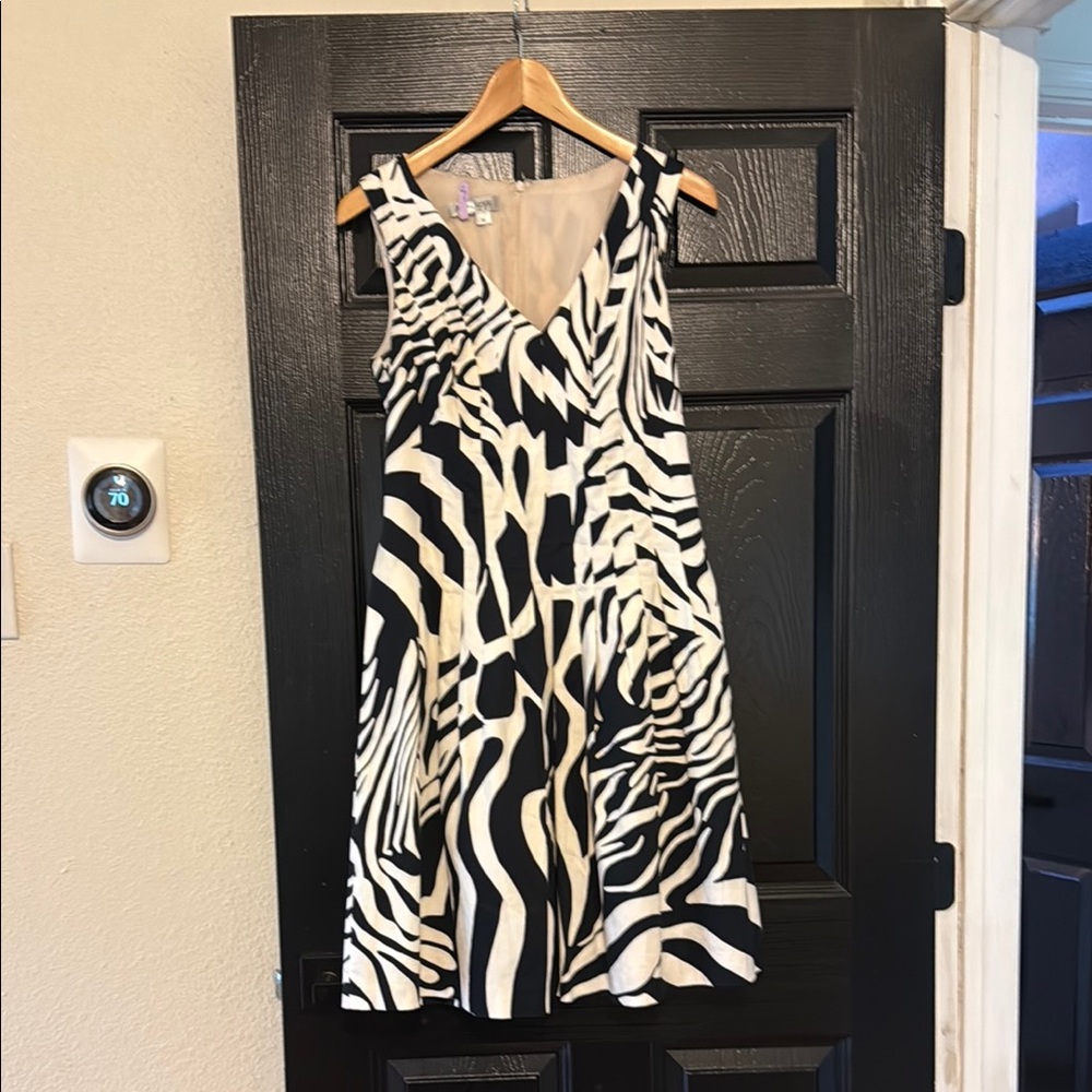 Kay Unger Black and White A-Line V-Neck Mini Dress